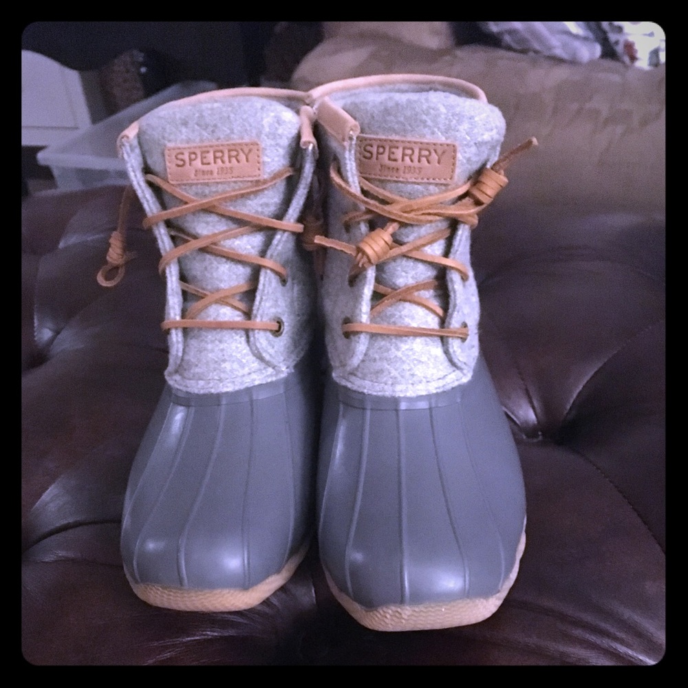 *FLASH SALE!* NWT Gray Sperry Duck Boots